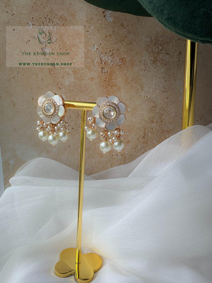 Daisy in Mother of Pearl Necklace Sets THE KUNDAN SHOP 