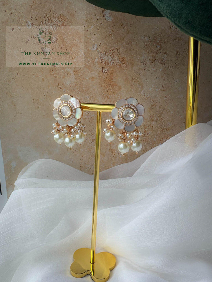 Daisy in Mother of Pearl Necklace Sets THE KUNDAN SHOP 