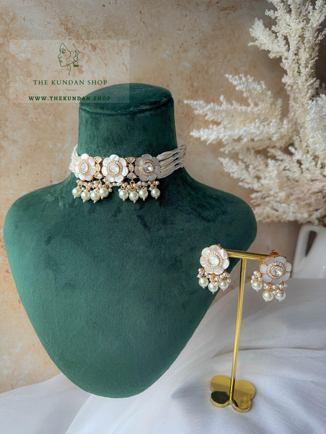 Daisy in Mother of Pearl Necklace Sets THE KUNDAN SHOP 