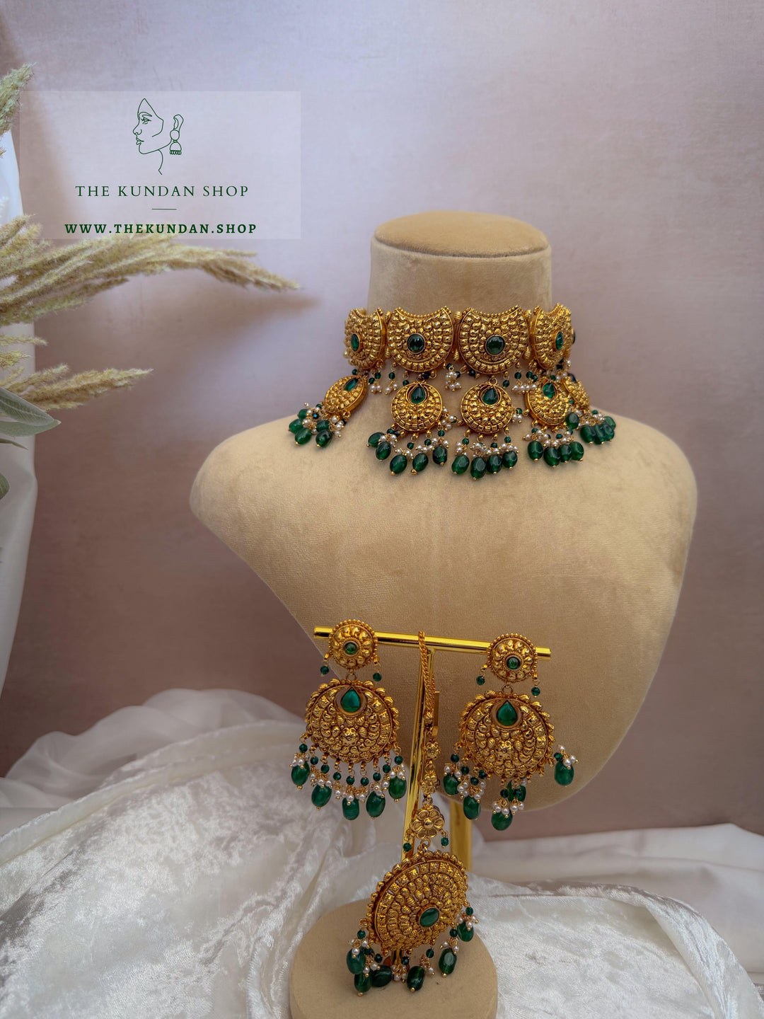 Stay Still in Emerald Green Necklace Sets THE KUNDAN SHOP 