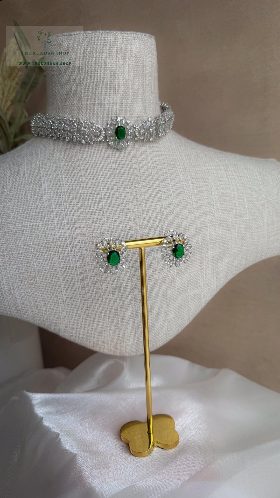 Aurora in Silver // Emerald Necklace Sets THE KUNDAN SHOP 