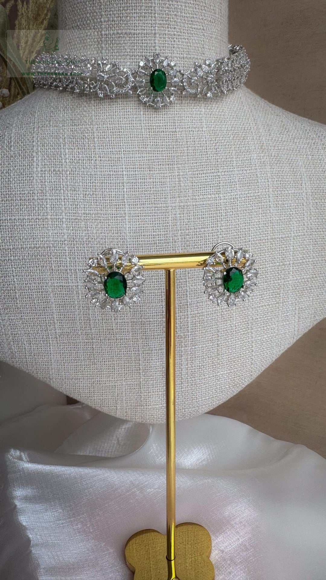 Aurora in Silver // Emerald Necklace Sets THE KUNDAN SHOP 
