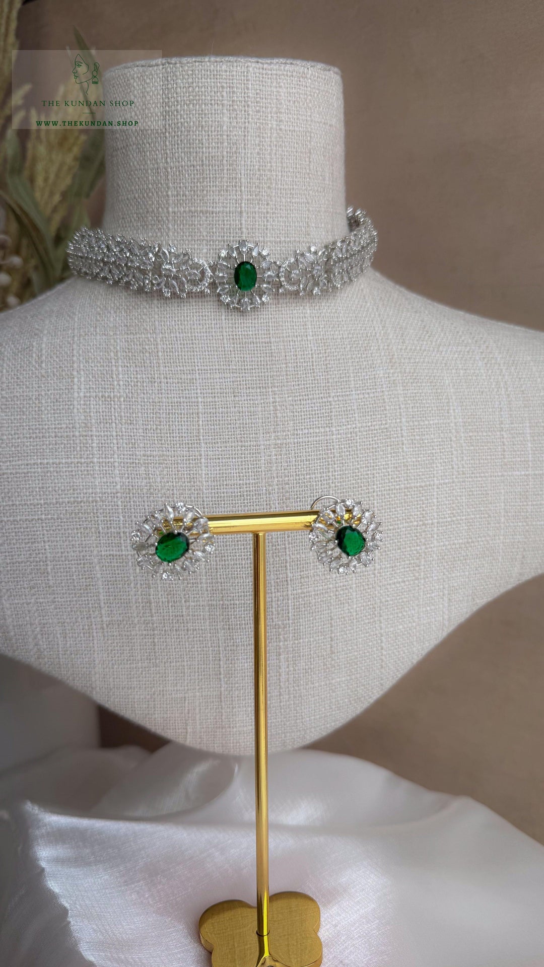 Aurora in Silver // Emerald Necklace Sets THE KUNDAN SHOP 