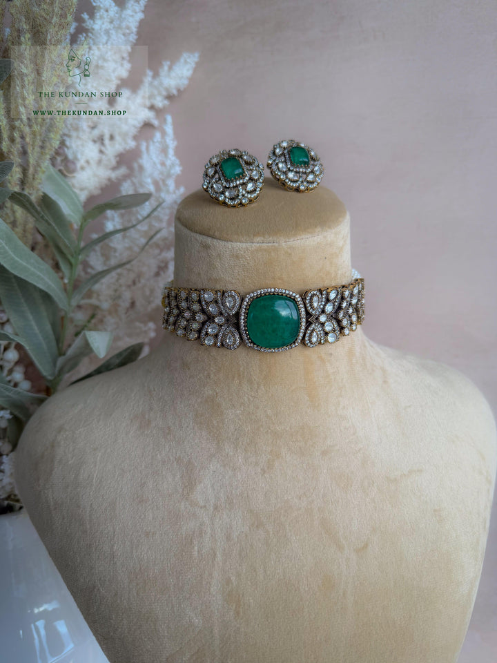 Mini Muse in Emerald Necklace Sets THE KUNDAN SHOP 