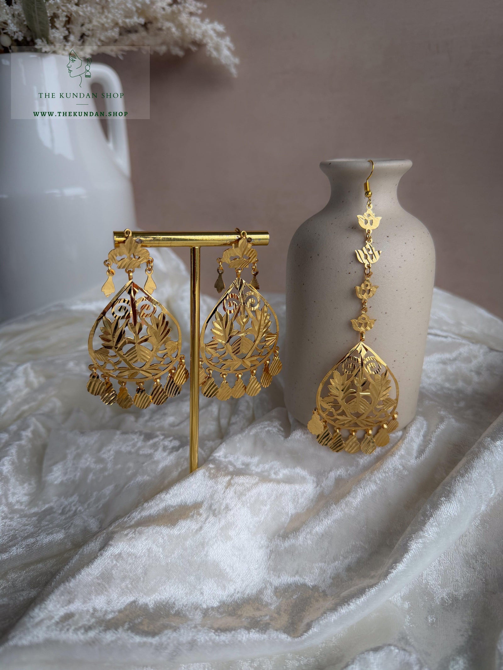 Performer // Jadau Tikka Set Earrings + Tikka THE KUNDAN SHOP 