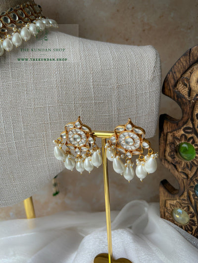 Naive in Pearl & Kundan Necklace Sets THE KUNDAN SHOP 