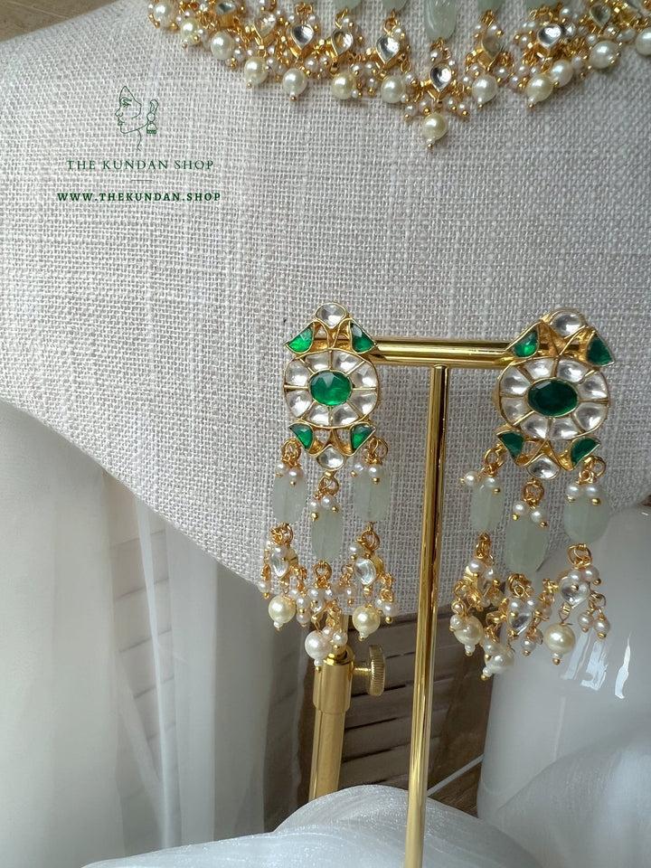 Perceptive in Emerald Necklace Sets THE KUNDAN SHOP 