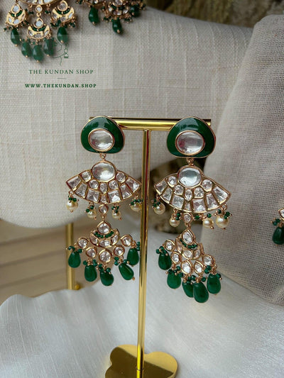 Astonish in Emerald Necklace Sets THE KUNDAN SHOP 