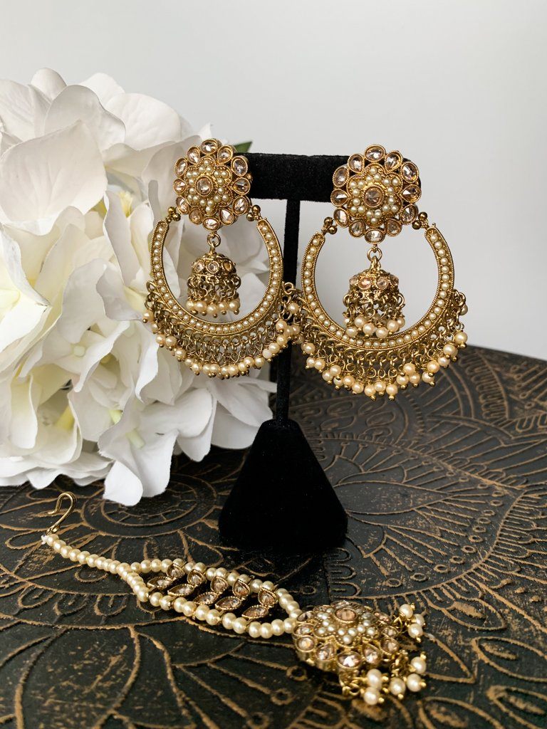 The Simple Petal Earrings + Tikka THE KUNDAN SHOP Pearl 